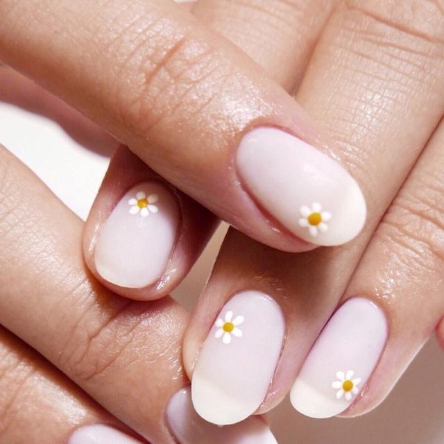 Charming Springtime Fresh Floral Nail Design with White Daisies and Elegant Gradient Effects.