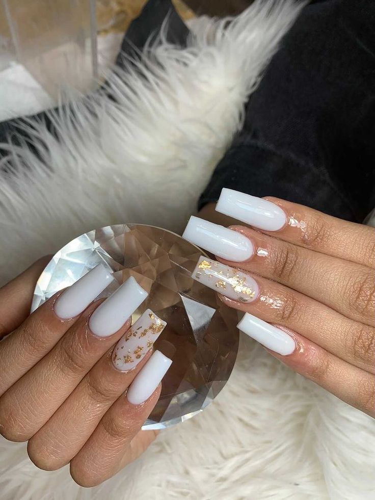 Elegant White Nail Art with Glossy Finish and Gold Accents for a Modern Look.