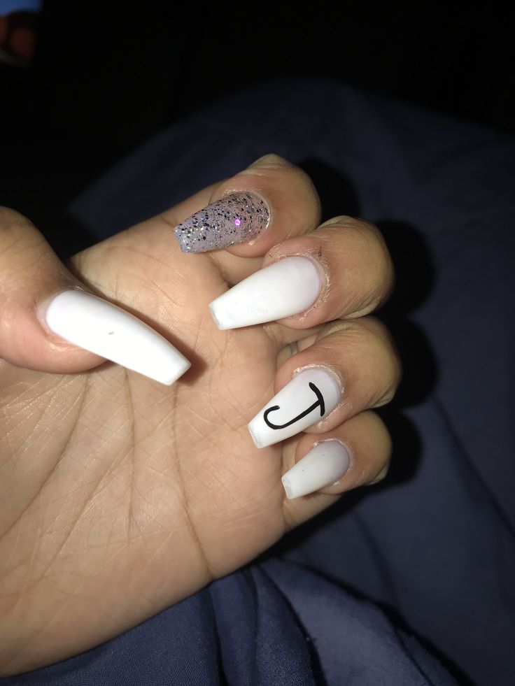 Elegant Nail Design with Glossy White, Glitter Accents, and Personalized Touch.