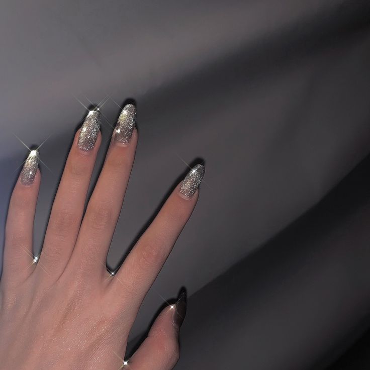 Elegant Sparkling Silver Nails Perfect for Special Occasions.