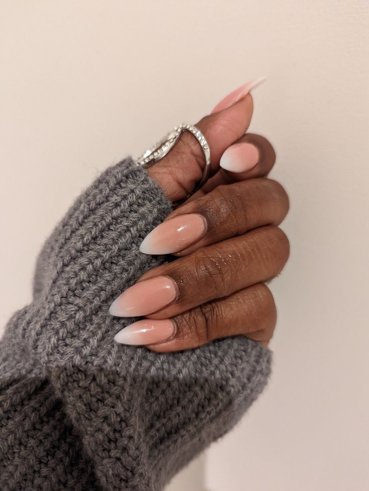 Chic Almond-Shaped Gradient Nails: From Soft Nude to Pale Pink, Perfectly Paired with a Cozy Sweater.