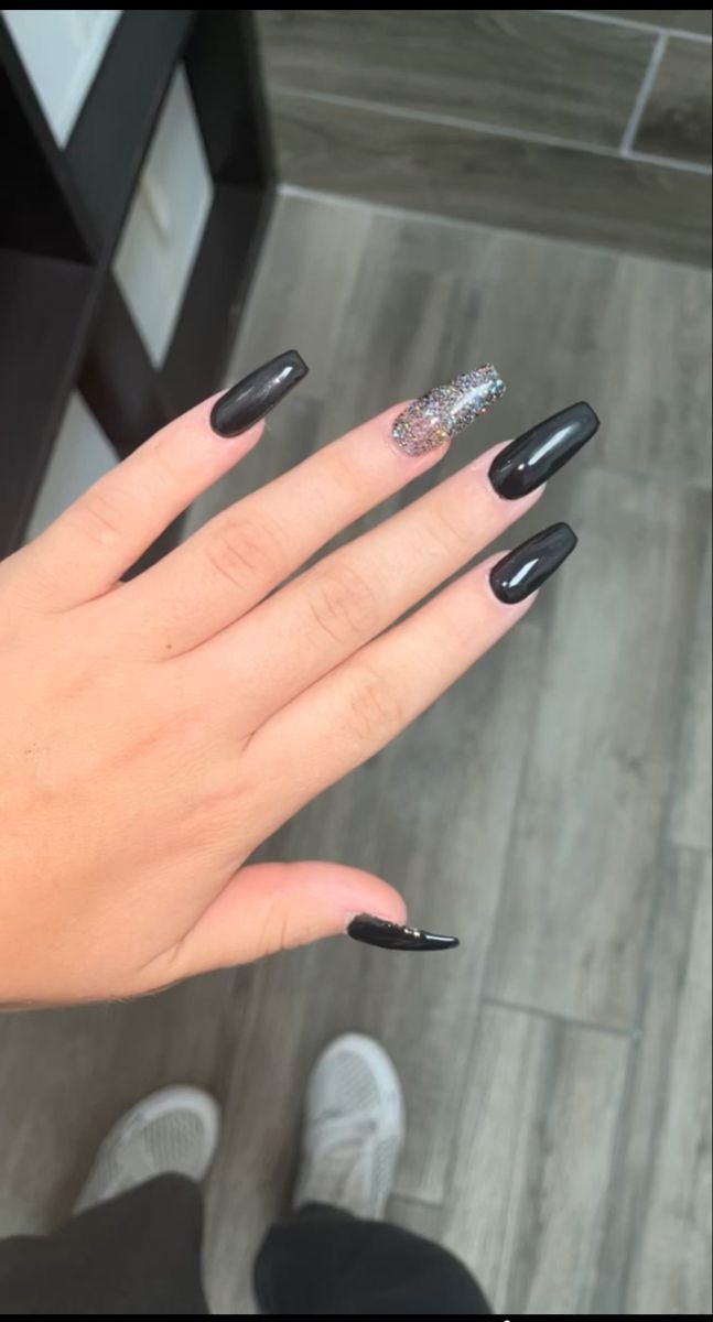 Elegant Black Nails with Glossy Finish and Sparkling Silver Accent.