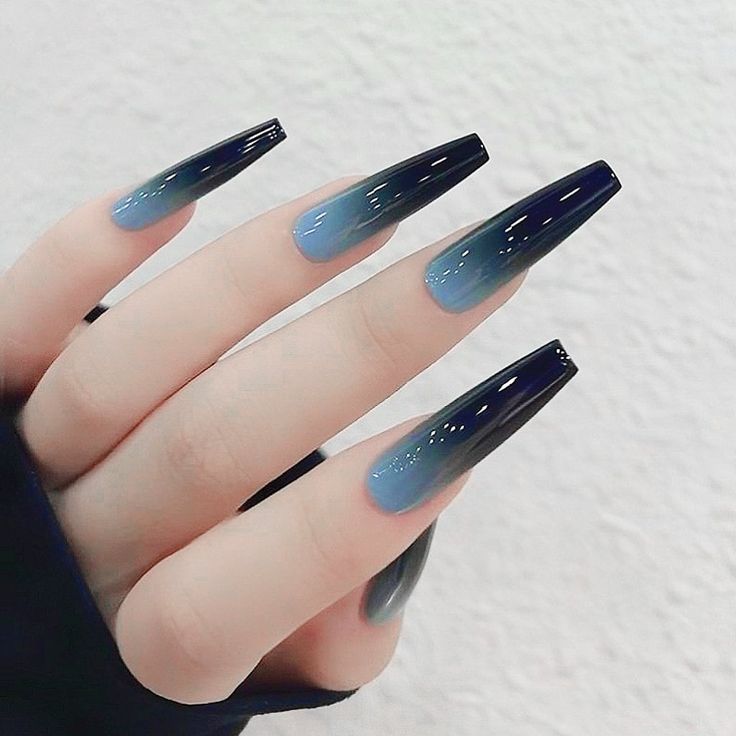 Elegant Ombre Nail Design: Dark Navy to Light Blue Gradient for a Chic Look.