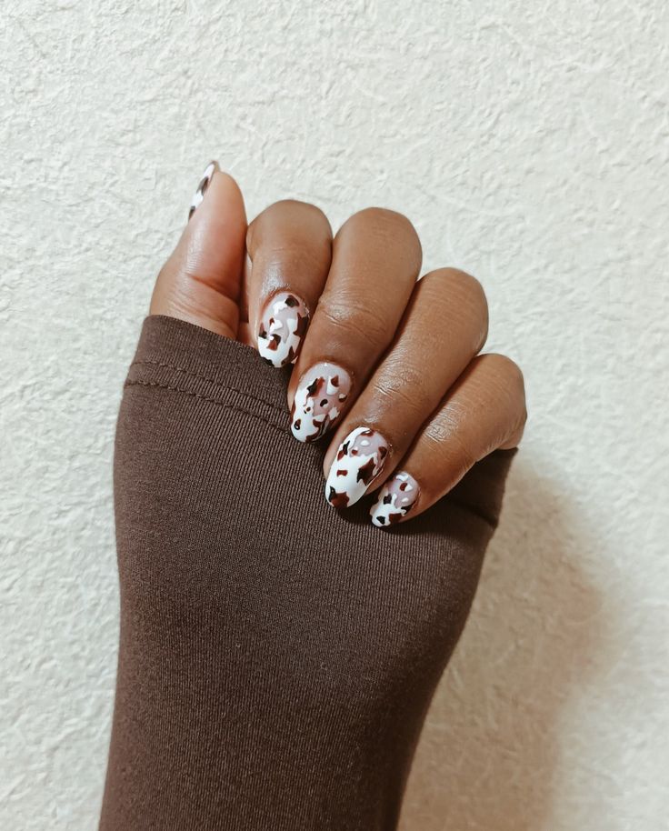 Trendy Chic Nail Design: Elegant Spotted Pattern in White and Brown.