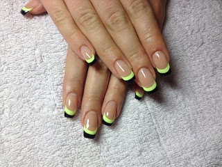 Bold Neon French Tips: Striking Yellow and Black Accents on a Natural Base.