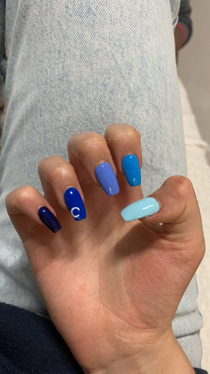 Gradient Blue Nail Art with Playful Accent Letter.