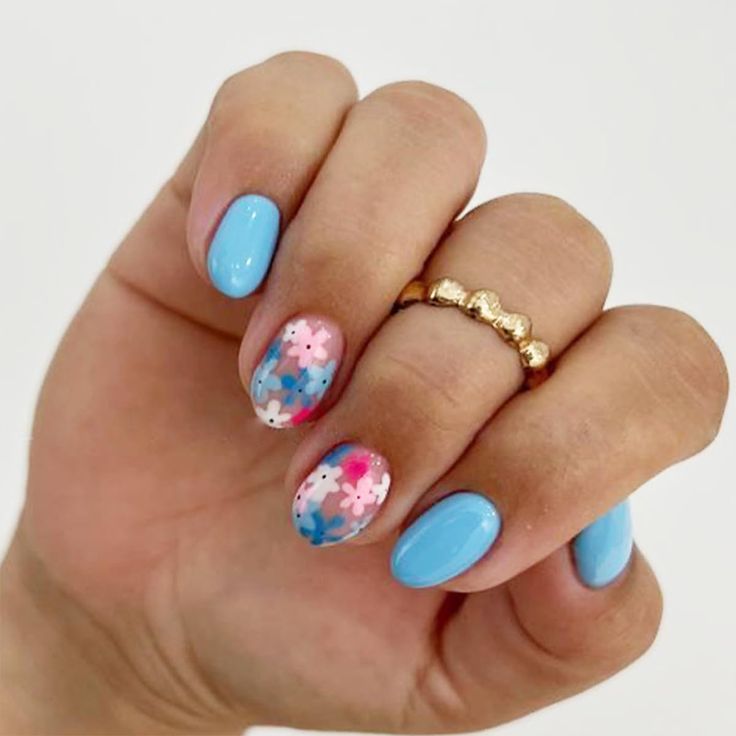 Vibrant Floral Nail Design with Blue Base and Elegant Gold Accent