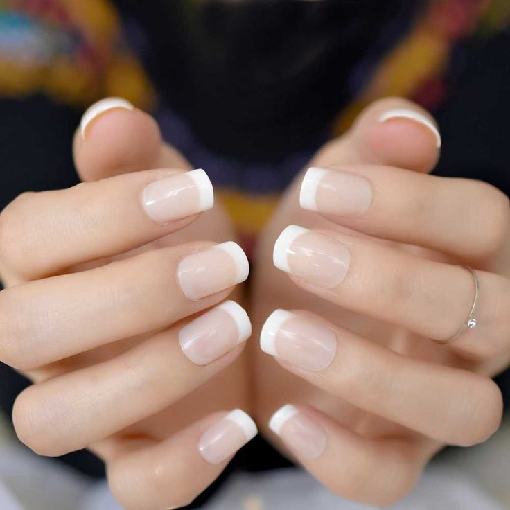 Timeless Elegance: Classic French Manicure Enhances Hand Beauty