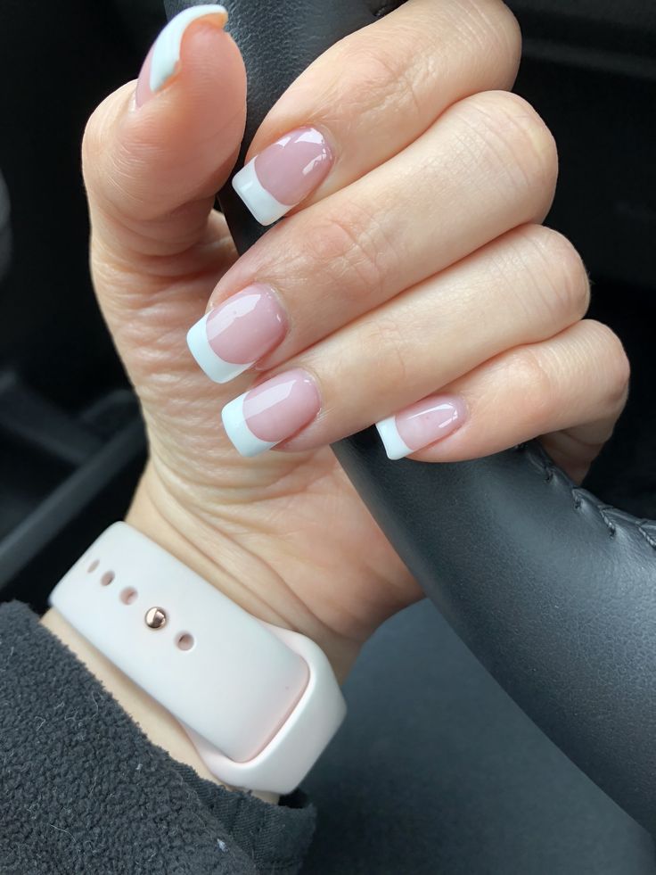 Elegant French Manicure: Subtle Pink Base with Classic White Tips