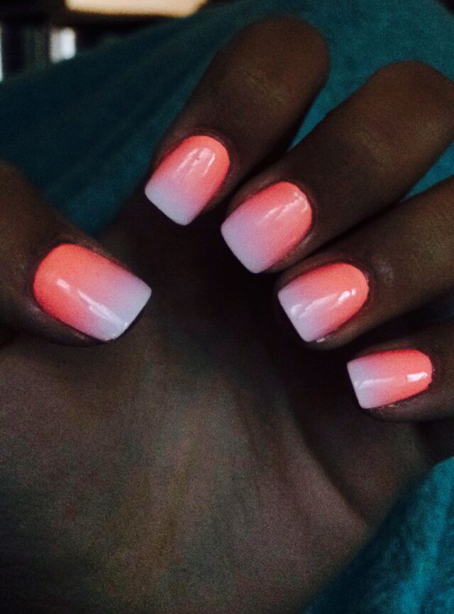 Chic Ombre Nail Design: Vibrant Coral to Soft Pastel Pink for a Fresh, Summery Look.