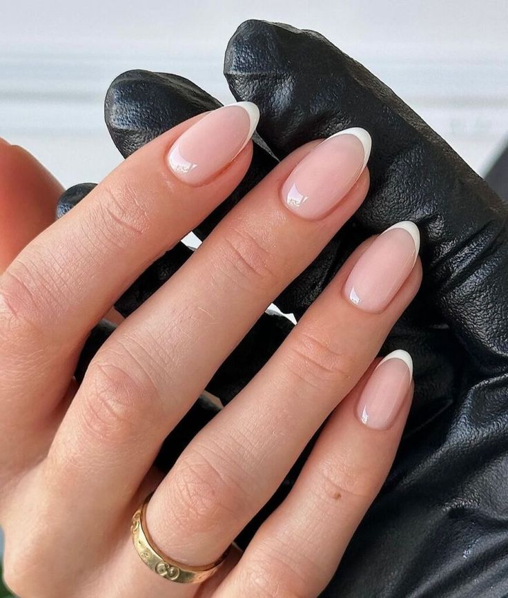 Sophisticated French Manicure: Elegant Nude Base with Classic White Tips