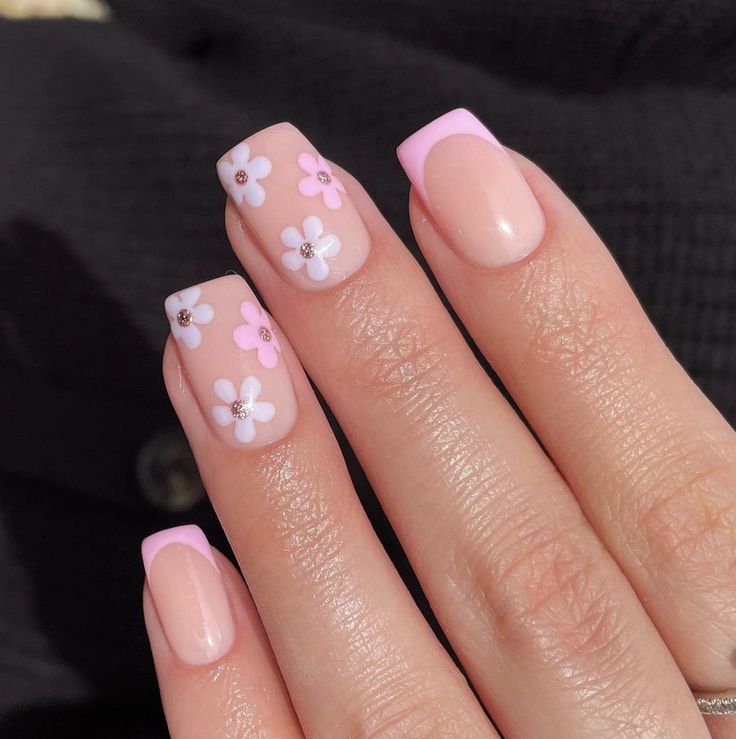 Charming Floral Nail Design with Soft Pink Accents for Spring/Summer Elegance.