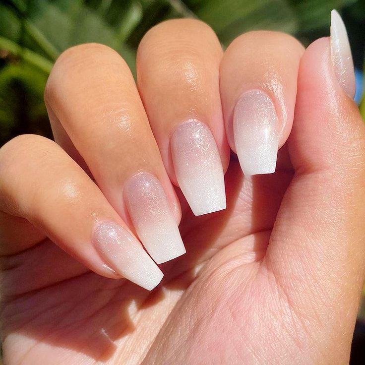 Elegant Ombre Nail Design: A Chic Gradient with a Shimmering Finish.