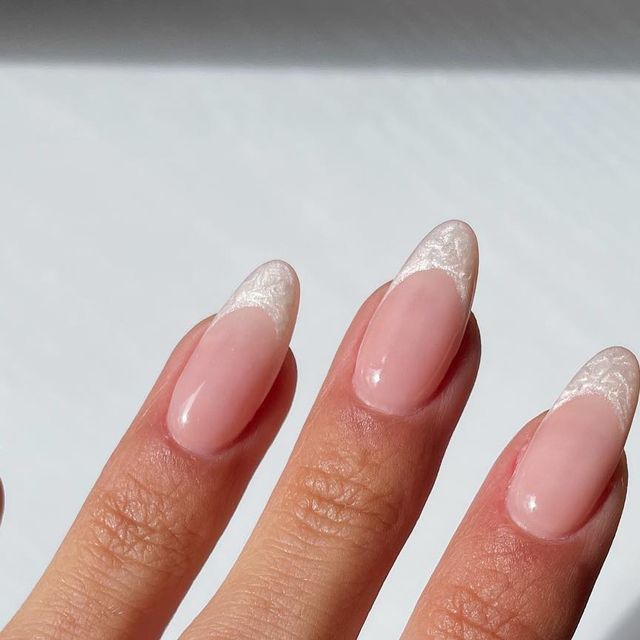 Elegant Almond-Shaped Nails: Soft Pink Base with Delicate White Tips for a Feminine Touch.