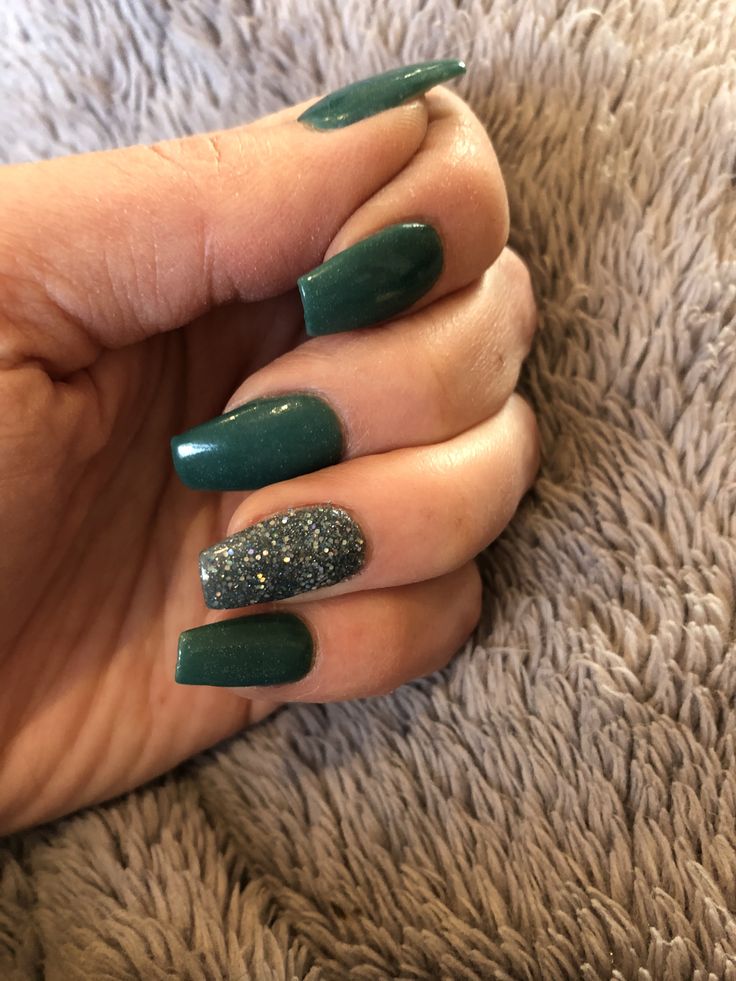 Sophisticated Green Nail Design with Glossy and Sparkly Finishes