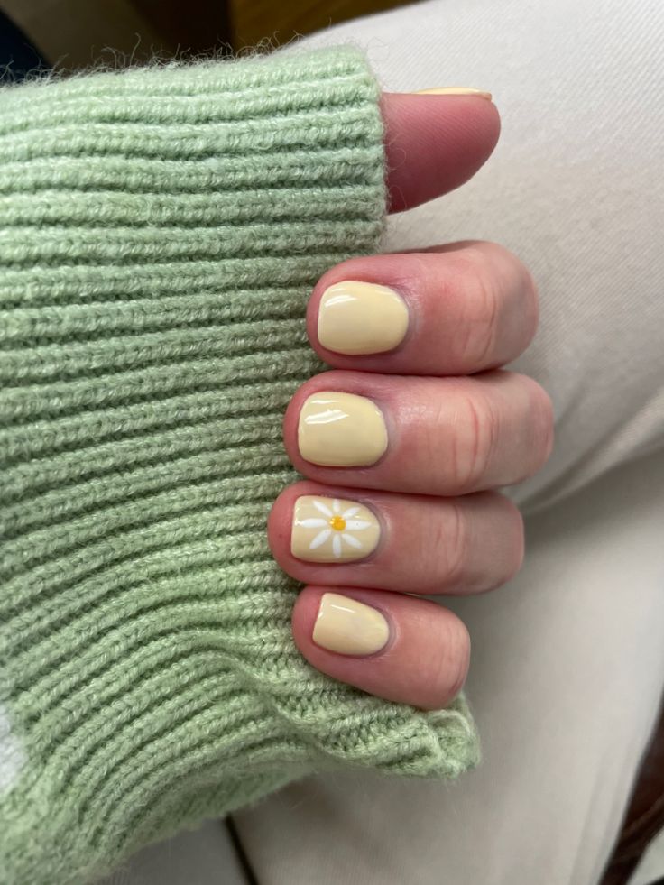 Cheerful Floral Accent Nail Design: A Fresh Spring/Summer Aesthetic