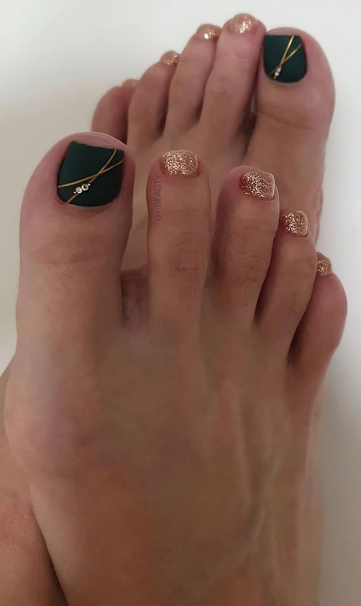 Elegant Green and Gold Toe Nail Design: A Chic Blend of Sophistication and Glamour.