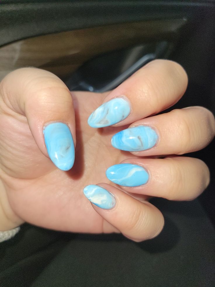 Elegant Marbled Blue Nail Design with Airy Shades for a Serene, Ocean-Inspired Look.