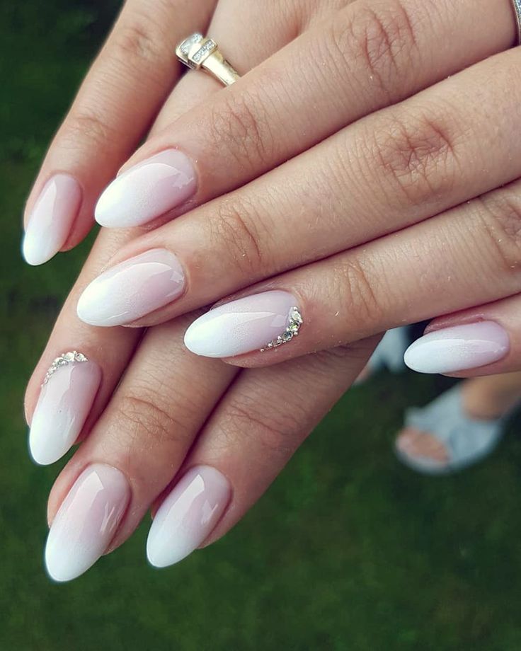 Chic Almond-Shaped Ombre Nails with Rhinestone Accents for Any Occasion.