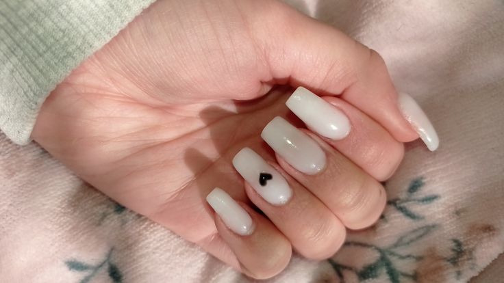 Elegant Ombre Nails with Charming Heart Accent for a Chic Look.