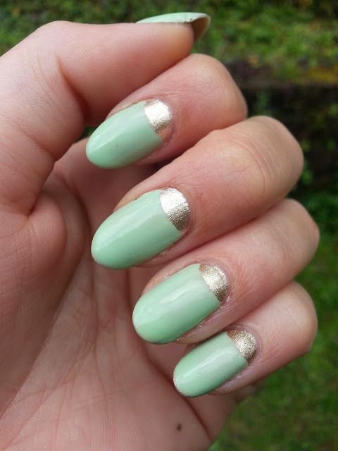 Chic Mint Green Nails with Gold Accents: A Glamorous and Versatile Manicure.