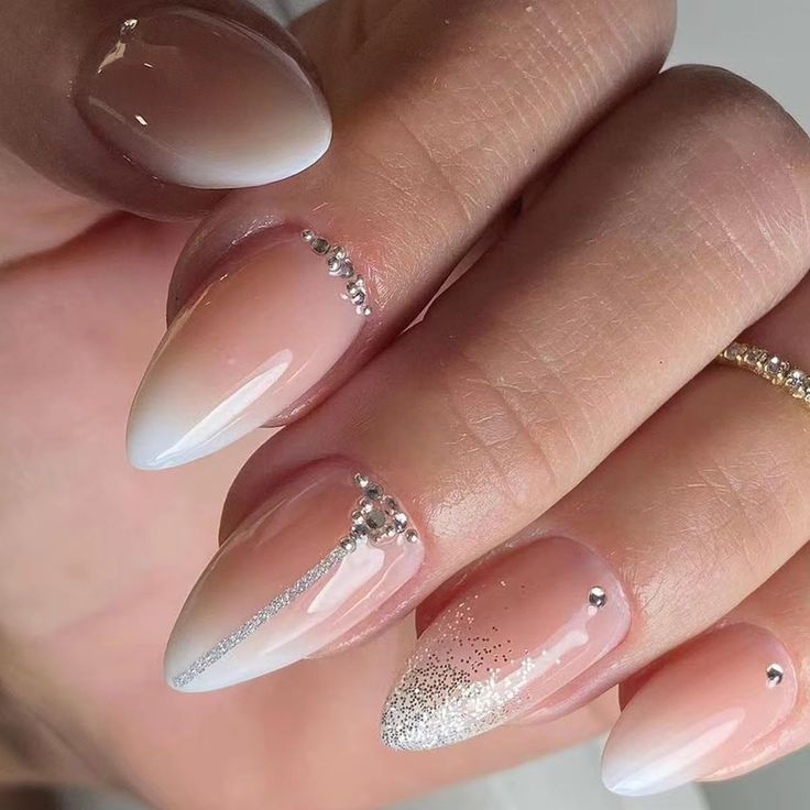 Chic Ombre Nails with Rhinestones: A Perfect Blend of Elegance and Glamour.