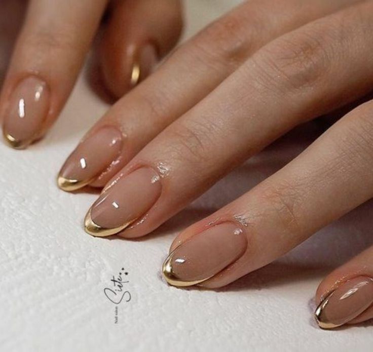 Chic Gold-Tipped Nude Nails: A Modern Take on Classic French Manicure.