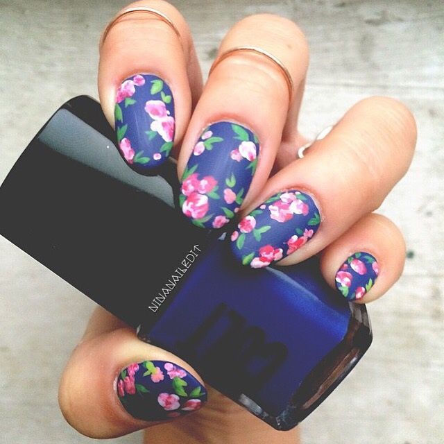 Vibrant Blue Floral Nail Design: A Playful Touch of Femininity.