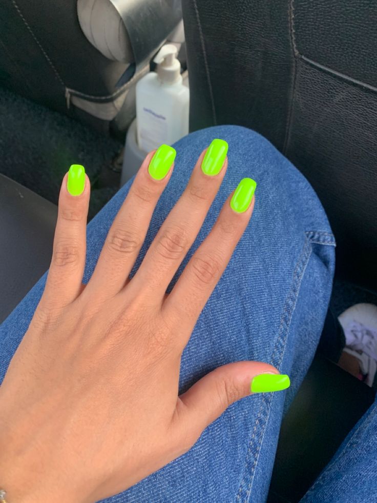 Bold Neon Green Nail Design for a Fun and Vibrant Summer Look.