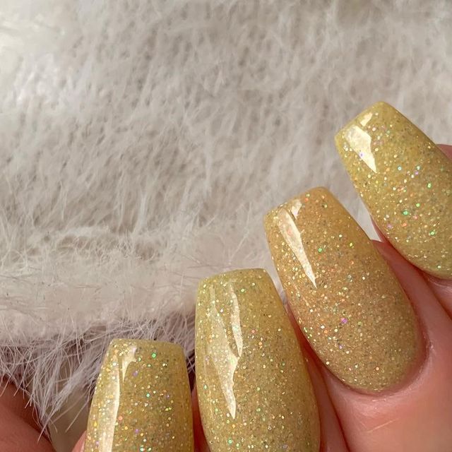 Shimmering Golden Nails: Elegant Elegance with a Playful Touch