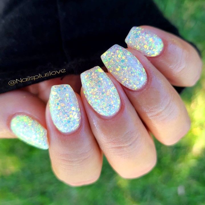 Iridescent Holographic Nails: Elegant, Color-Shifting Glamour for Any Occasion