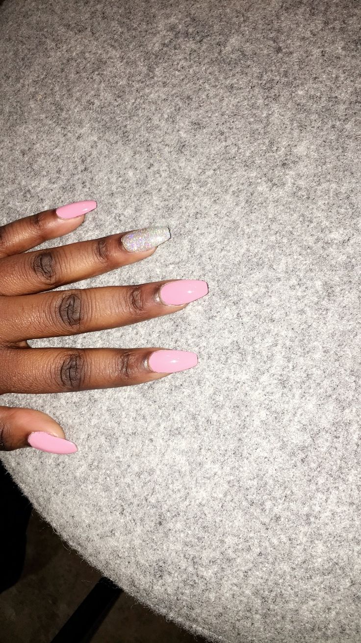 Chic Nail Design: Soft Pink with Glamorous Sparkling Accents