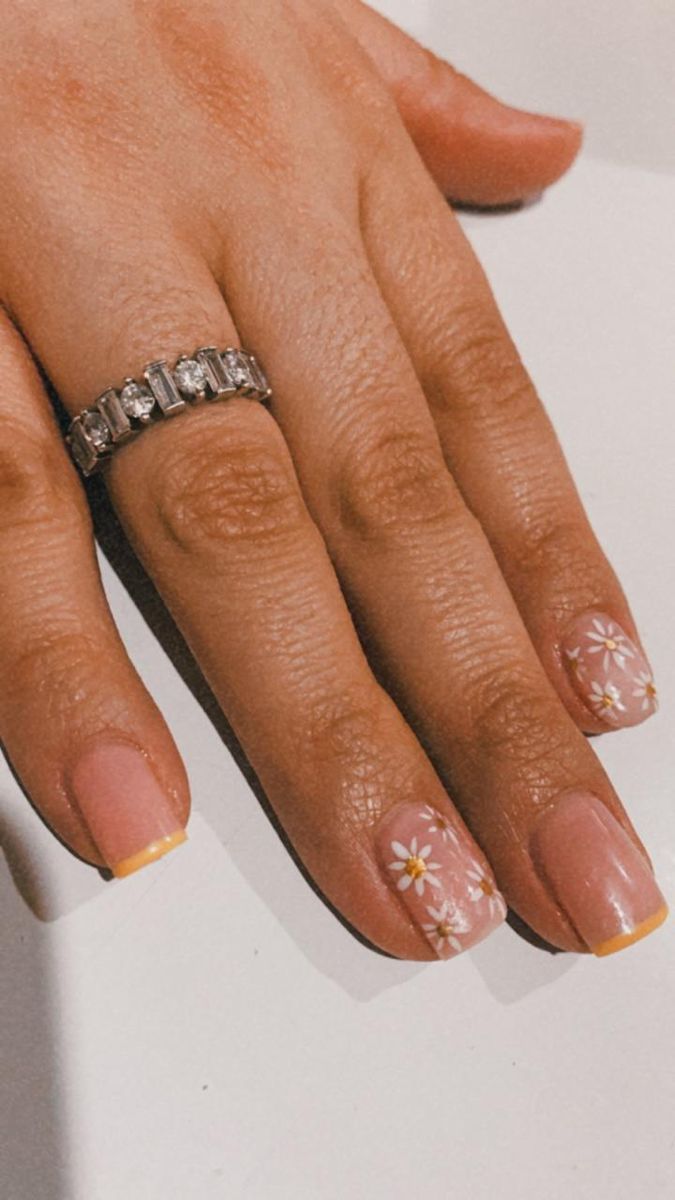 Elegant Floral Nail Design: Soft Pink Base with Charming Daisies.