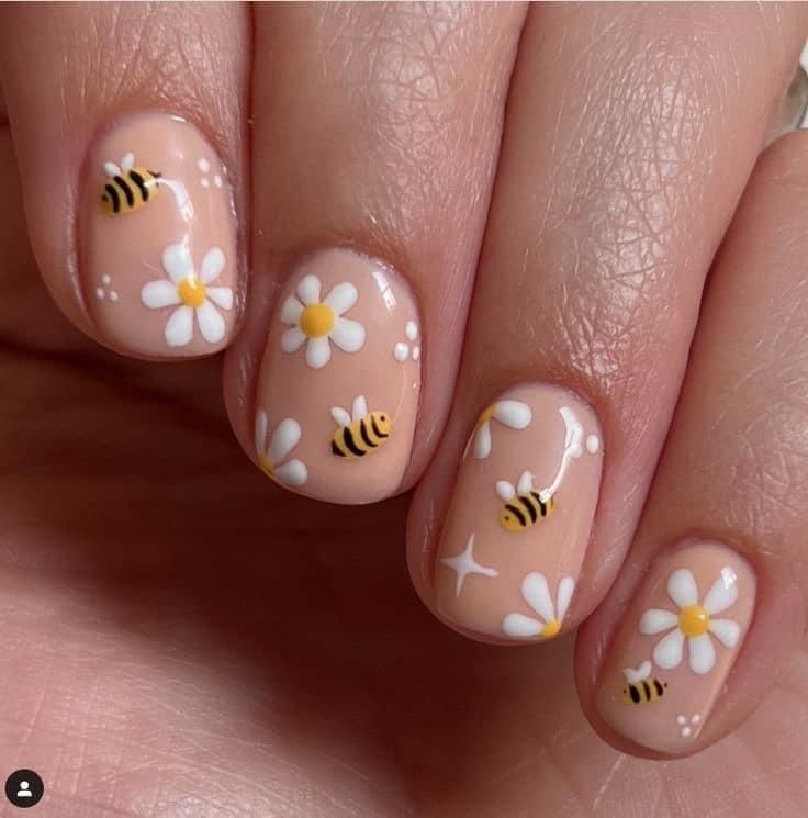 Whimsical Bee and Daisy Nail Design for a Cheerful Spring/Summer Aesthetic.