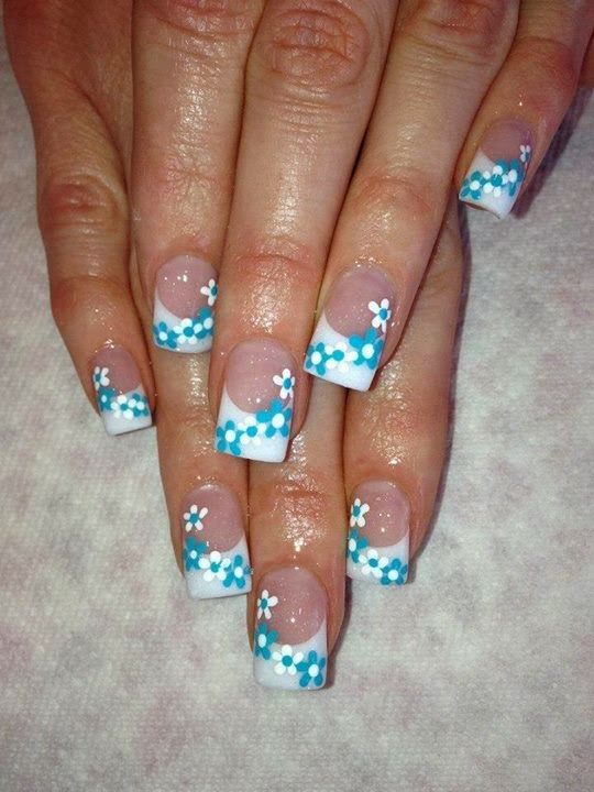 Charming Blue and White Floral Nail Design for a Playful Spring/Summer Look.