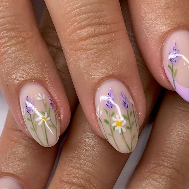 Delicate Lavender and Daisy Floral Nail Design: A Whimsical Spring and Summer Elegance.