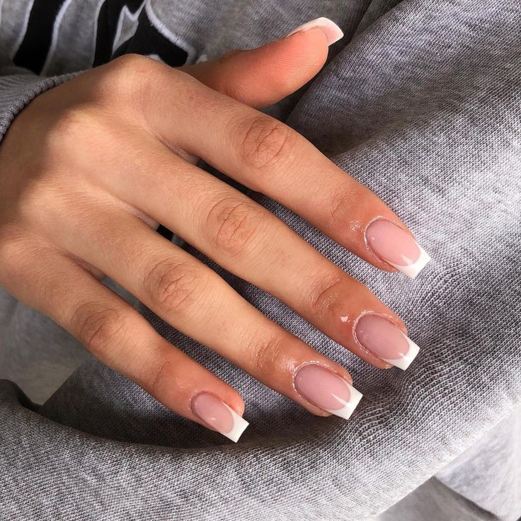 Sophisticated French Tip Nails: Classic Nude Base with Pristine White Tips for Versatile Elegance.