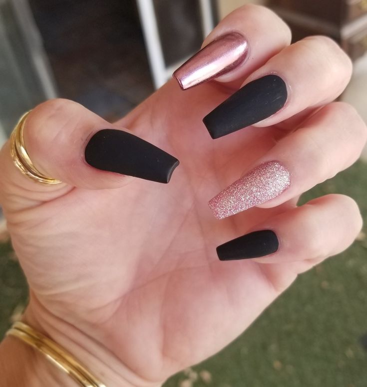 Chic Nail Design: Matte Black and Glossy Rose Gold Elegance with Glitter Accents