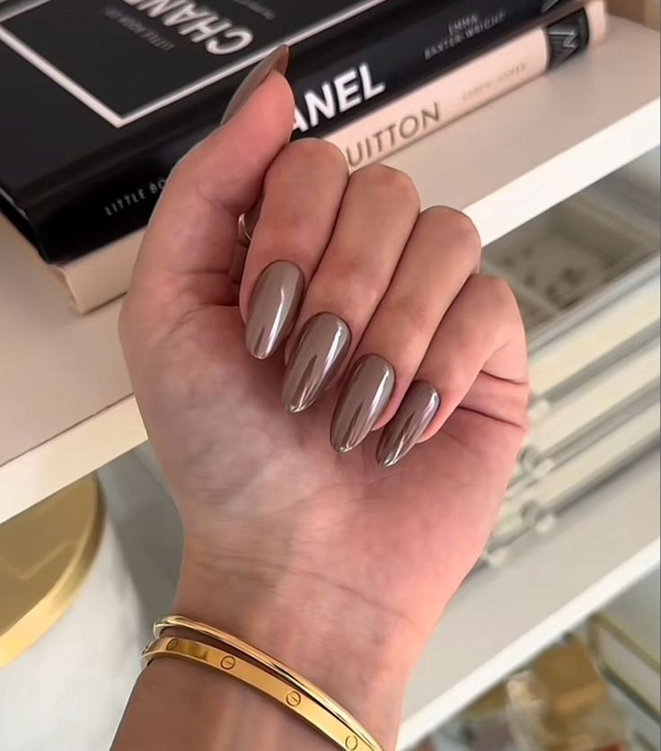 Chic Almond-Shaped Nails in Warm Taupe: A Modern Elegance Enhanced by Gold Accents.