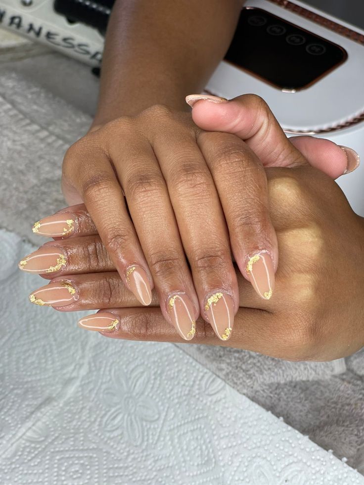 Elegant Nude Nail Design with Gold Accents: A Perfect Blend of Simplicity and Sophistication.