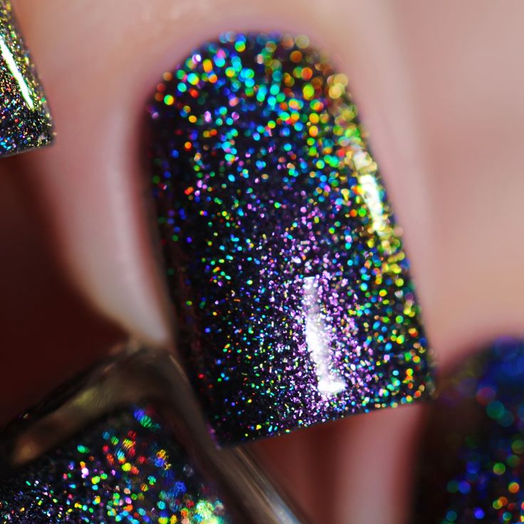 Mesmerizing Holographic Nail Design with Captivating Gradient Colors.