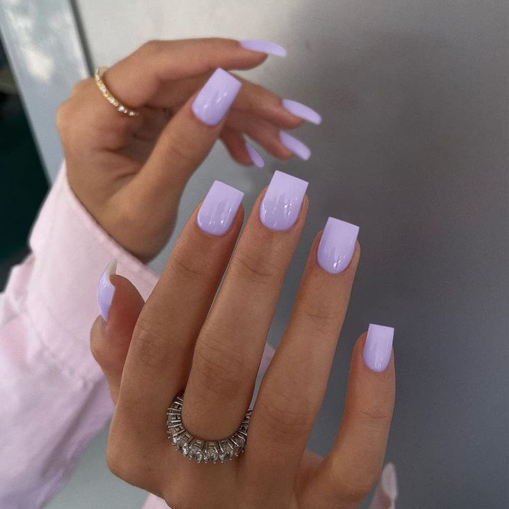 Chic Lavender Ombre Nails: A Modern Transition from Dark to Light.