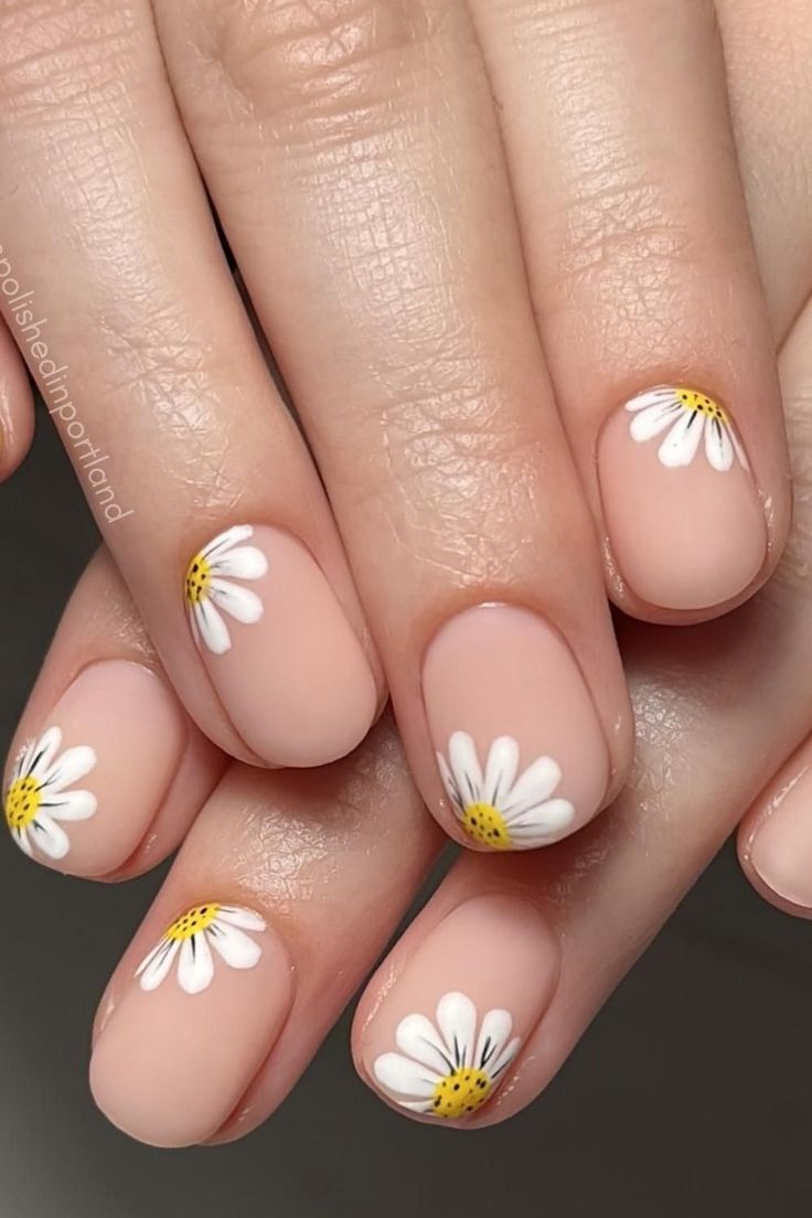 Delicate Daisy Floral Nail Design for a Fresh Spring Aesthetic.