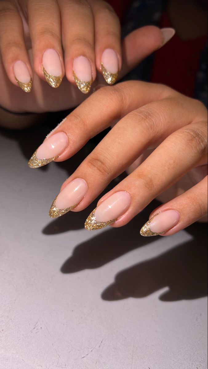 Chic Nail Design: Natural Base with Stunning Gold Glitter Tips