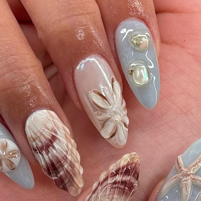 Chic Nail Art Blending Neutral and Pastels with Elegant Shell Patterns and Pearl Accents