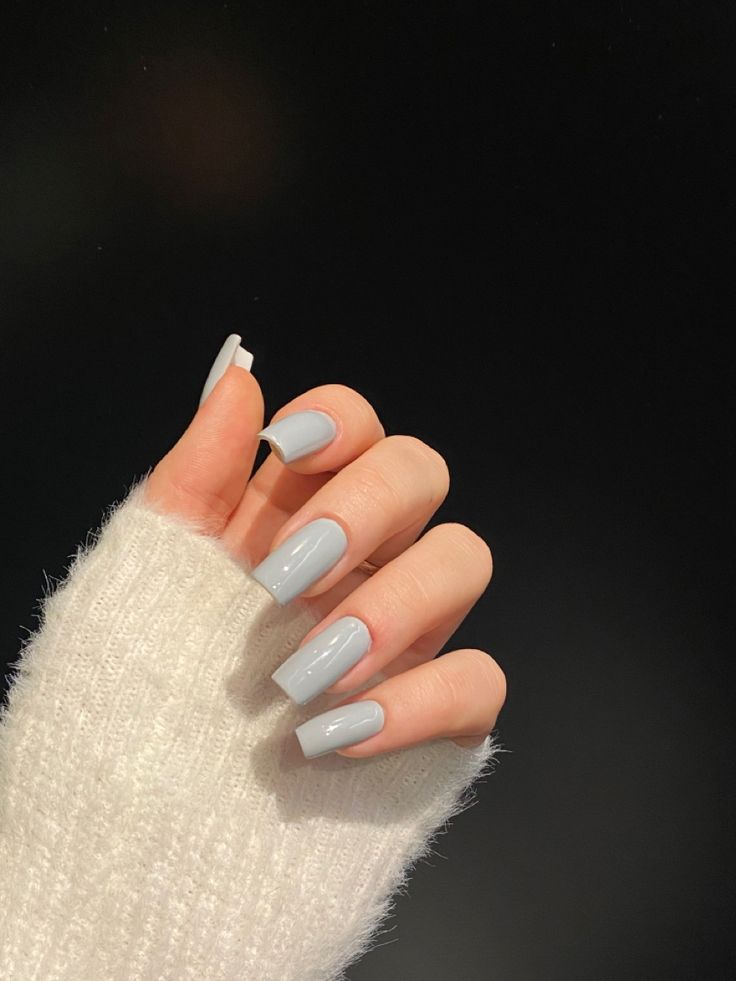 Chic Almond-Shaped Gray Nails: A Cozy and Elegant Winter Look.