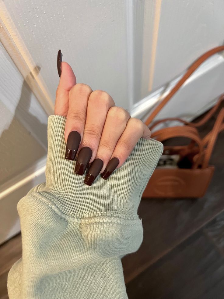 Chic Brown Ombre Nail Design: A Sophisticated and Versatile Look.