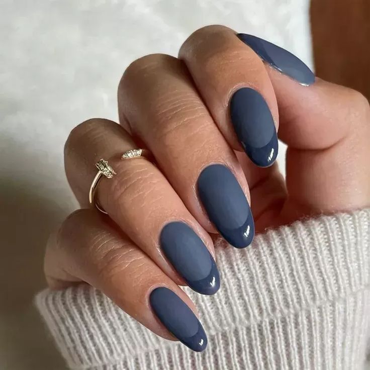 Chic Almond-Shaped Nails with Elegant Gradient Gray Polish for Versatile Style.