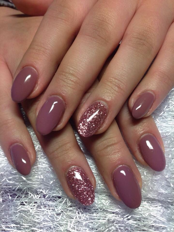 Chic Mauve Nail Design with Sparkling Accent: A Perfect Blend of Elegance and Glam.