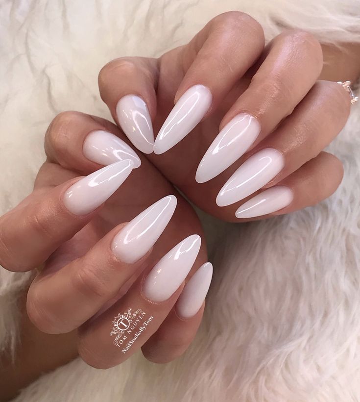 Sleek Almond-Shaped Nails with Glossy White Finish: A Versatile Sophisticated Choice.